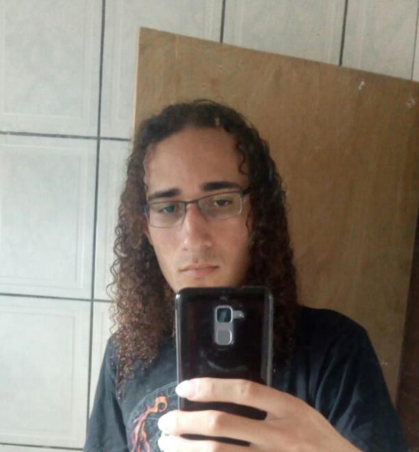 Foto do Wellington em frente ao espelho